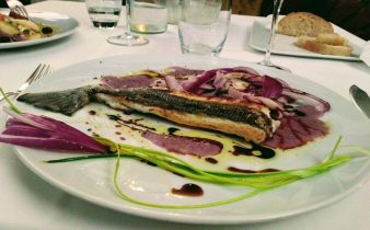 filetto di pesce con cipollotto di Tropea e aceto balsamico